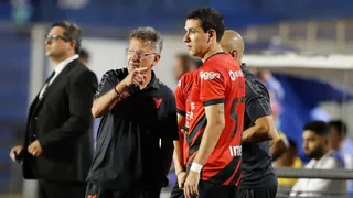 Inquieto e orientador: as primeiras impressões de Osorio à frente do Athletico