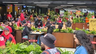 Sonho de Petraglia, boulevard da Arena “bomba” em jogos e vira polo gastronômico
