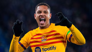 Vitor Roque faz gol pelo segundo jogo seguido e é expulso no Barcelona
