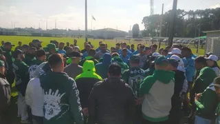 Organizada do Coritiba faz cobrança ao elenco e comissão técnica no CT da Graciosa