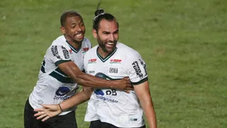 Dois jogos, três gols: Léo Gamalho decide e empolga torcida do Coritiba