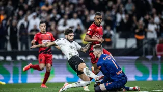 Bento falha feio, Athletico perde para o Corinthians e segue fora do G6