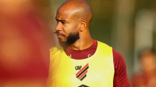 Meia do Athletico solta o verbo e diz que virada foi “inadmissível”