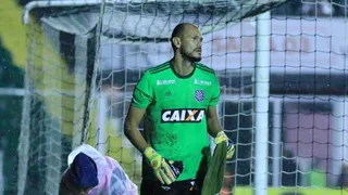 Goleiro falha na estreia, é substituído no intervalo e perde o emprego