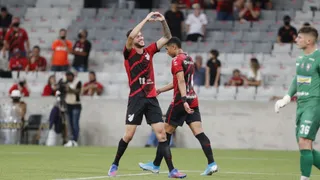 De criticado a artilheiro do Paranaense, Rômulo ganha moral no Athletico
