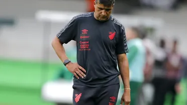 Em comum acordo, auxiliar Wesley Carvalho deixa o Athletico