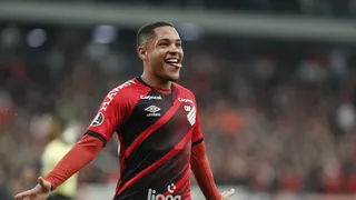 Juca Kfouri questiona Petraglia sobre valor de Vitor Roque e dirigente responde