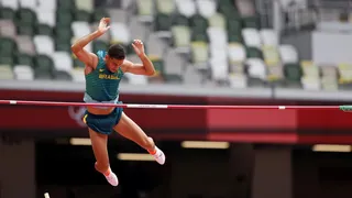 Thiago Braz vai à final do salto com vara e Izabela avança no lançamento do disco