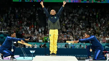 Rebeca supera Biles, fatura ouro e vira maior medalhista da história do Brasil