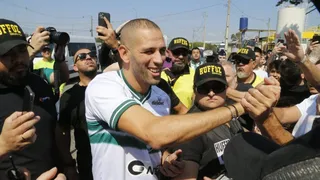Slimani é recebido no Coritiba com festa da torcida no aeroporto; veja fotos