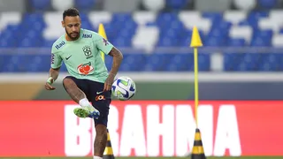 Neymar cai sobre a mão e dá susto em treino da seleção brasileira