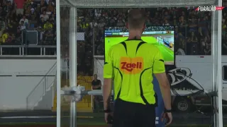 VAR estreia no Paranaense e entra em ação para corrigir erro do árbitro