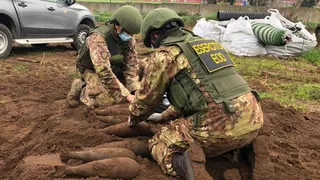 Exército da Itália tira 20 bombas da Segunda Guerra do CT da Roma