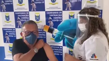 Galvão Bueno toma vacina contra a Covid-19: “Chegou a minha turma”