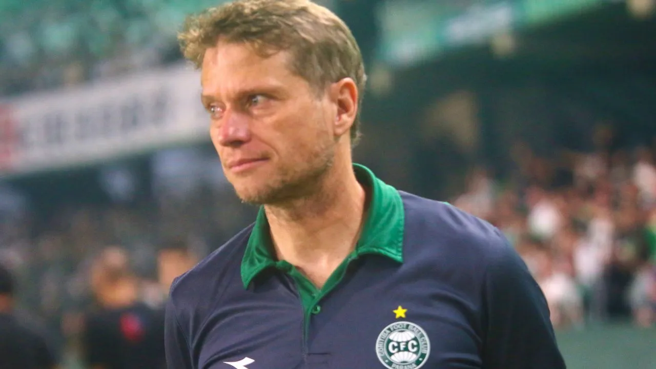 Técnico Fernando Seabra orienta o Coritiba à beira do campo durante partida no Couto Pereira