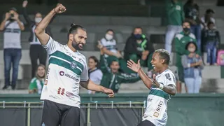 Ofensivo e seguro, Coritiba domina vitória em noite de quarteto