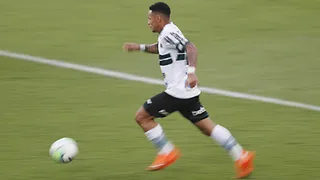 Neilton, do Coritiba, recebe dinheiro de forma improvável e gera repercussão nas redes