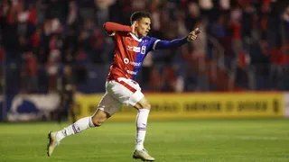 Gol em família: Everton dá assistência para irmão Ueslei em vitória do Paraná