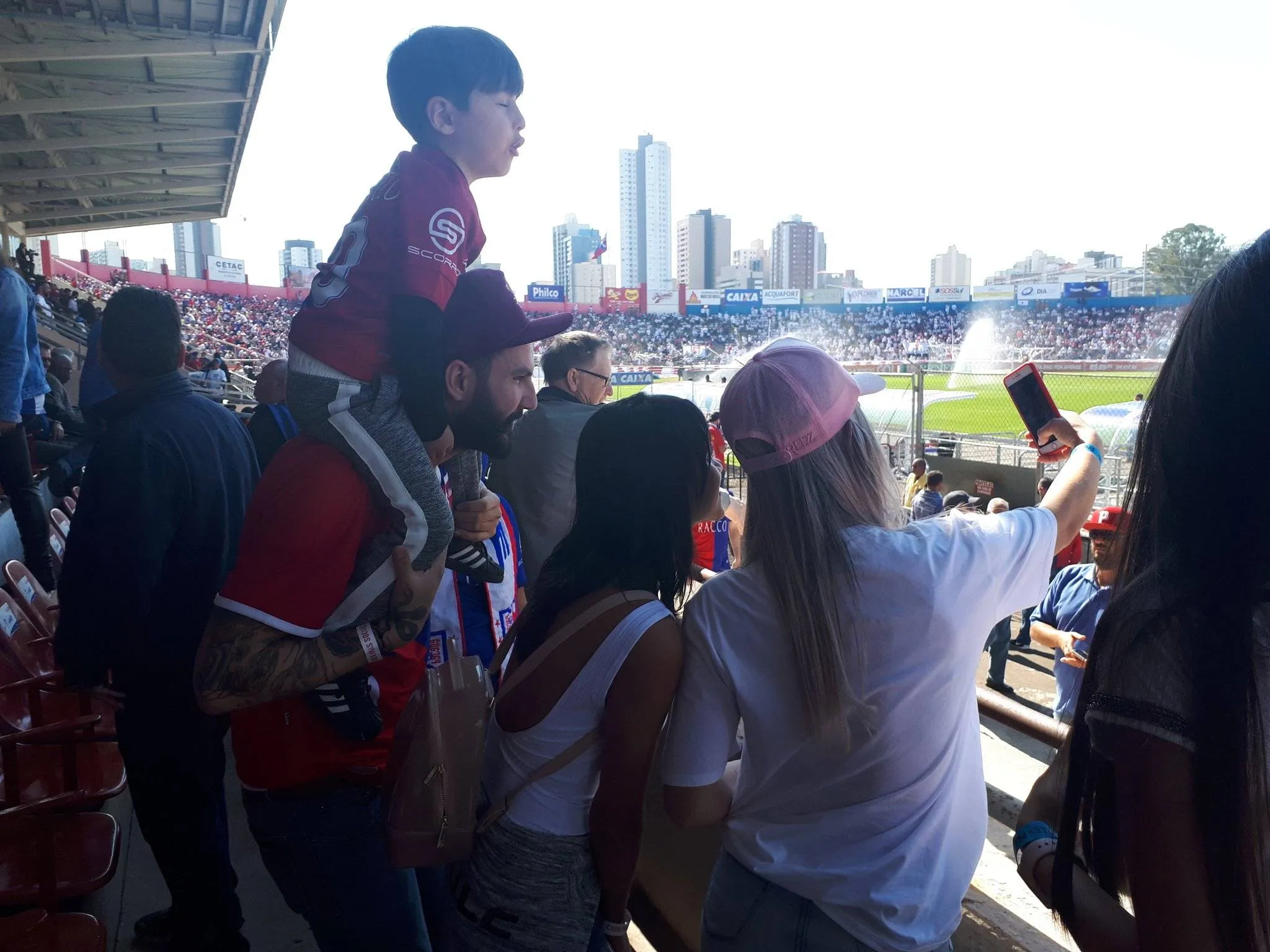 Wagner e Gleici, ex-BBB, tiram selfies com torcedores do Paraná Clube. Foto: Vinicius Cordeiro/Gazeta do Povo