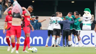 Coritiba ignora a tabela, domina o Athletico e vence o clássico no Couto Pereira; veja os gols