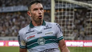 Ex-Coritiba vira terror da Libertadores e tem multa recorde