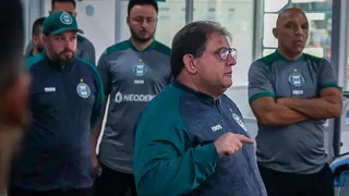 Coritiba não terá dupla titular contra o Corinthians; jovem da base pode estrear