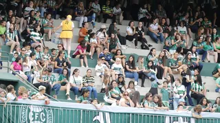 Torcida do Coritiba foi espetacular em vitória conquistada no sufoco