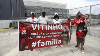 Família de Vitinho faz surpresa antes de jogo do Athletico: “Você já é um vencedor”