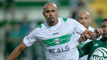 Atacante do Coritiba revela drama familiar após primeiro gol na Série B