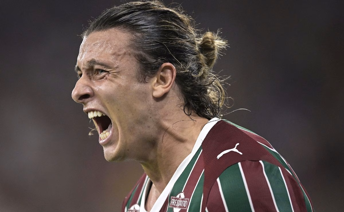 Agustín Canobbio comemora gol com a camisa do Fluminense durante partida no Maracanã.