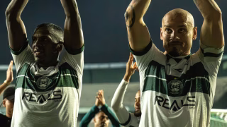 Zagueiro do Coritiba pode pegar gancho pesado por expulsão no Atletiba