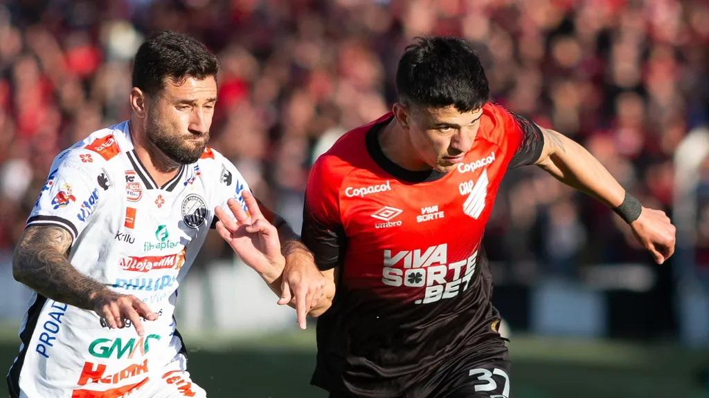 Esquivel, do Athletico, disputa com Boschilia, do Operário. Giovani Baccin/AGIF