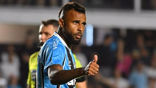 Ex-Athletico, Alex Santana vira problema na Série A e busca novo clube