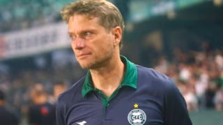 Elenco e técnico do Coritiba saem em defesa de jogador vaiado