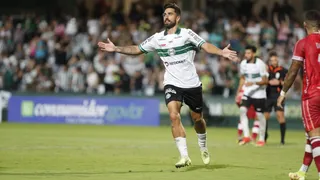 Com um a mais, Coritiba supera o Rio Branco e chega à terceira vitória no Paranaense