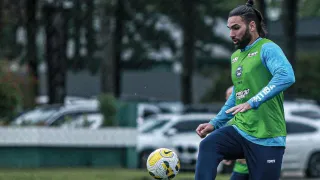 Gamalho volta e fica à disposição; Guto Ferreira ainda busca “time ideal” no Coxa