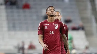 Vitória notifica o Athletico por polêmica envolvendo lateral demitido