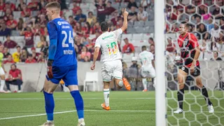 Com infelicidade do goleiro, Athletico perde para o Juventude e amplia jejum na Arena