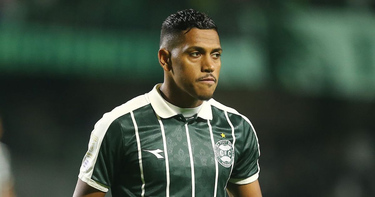 Após expulsão contra o Flamengo, atacante do Coritiba pode pegar gancho pesado