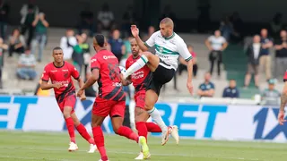 Slimani vence duelo particular contra Thiago Heleno e recebe elogios: “Matador”