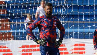 Aos 41 anos, ex-Paraná vira muralha na Europa e coleciona jogos sem sofrer gols