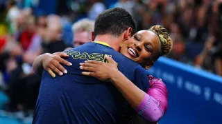 Rebeca Andrade é ovacionada em Paris, mas fica fora do pódio