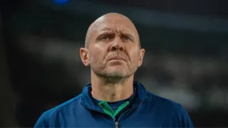 Em baixa, Coritiba vive momento decisivo com pressão do rival