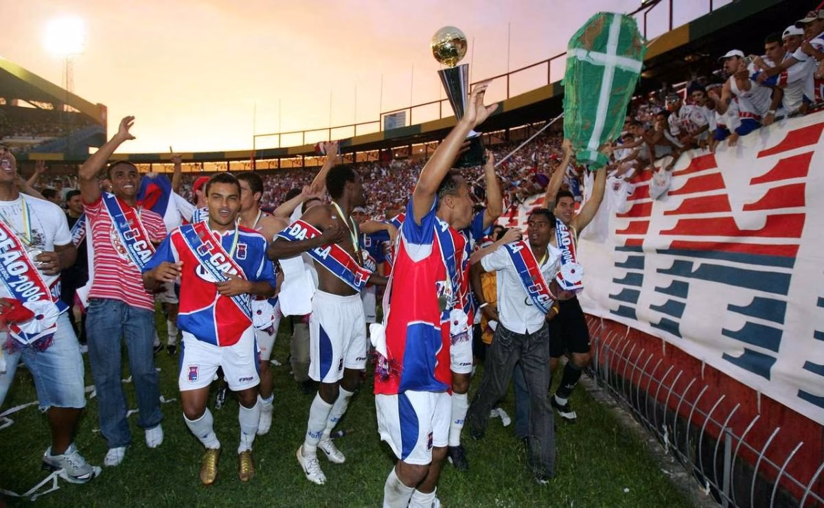 Jogadores do Paraná Clube comemoram título estadual de 2006.