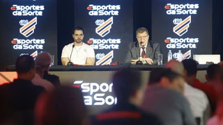 Diretor explica ausência de Petraglia em anúncio de novo patrocinador