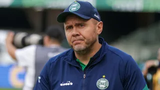 Técnico do Coritiba mira evolução e dobra a aposta nos atacantes
