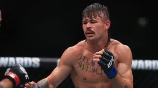 Diego Lopes revela fratura nos dois pés após luta no UFC 325
