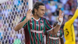 Athletico sofre lei do ex e perde com gol no fim após estupidez de Zapelli