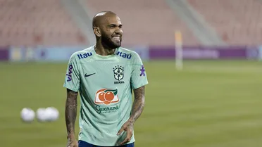 Daniel Alves publica texto para criticar “gente que sabe de futebol”