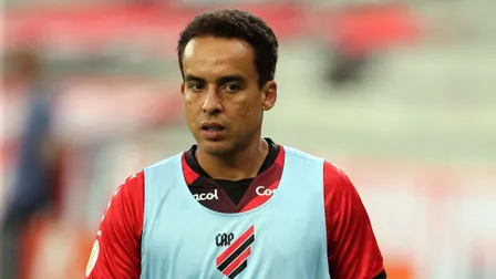 Jadson, ex-Athletico e Corinthians, é preso suspeito de violência doméstica